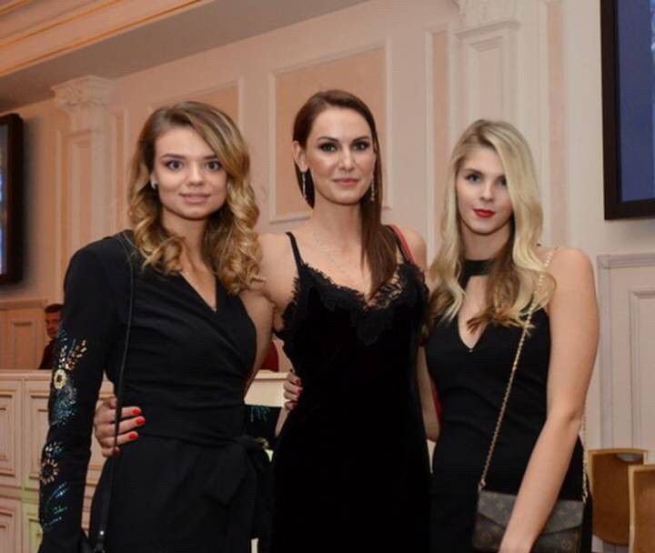 冈察洛娃等众球星出席莫斯科迪纳摩俱乐部酒会,时尚美艳堪比超模