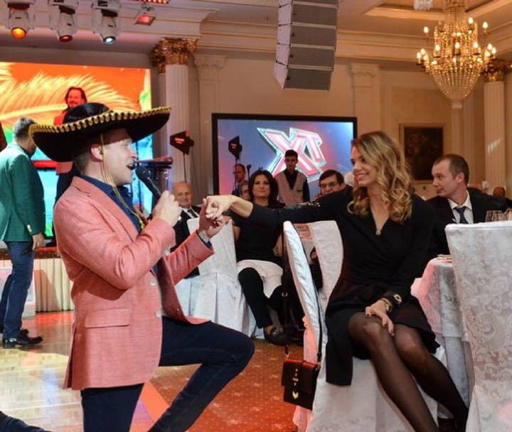 冈察洛娃等众球星出席莫斯科迪纳摩俱乐部酒会,时尚美艳堪比超模