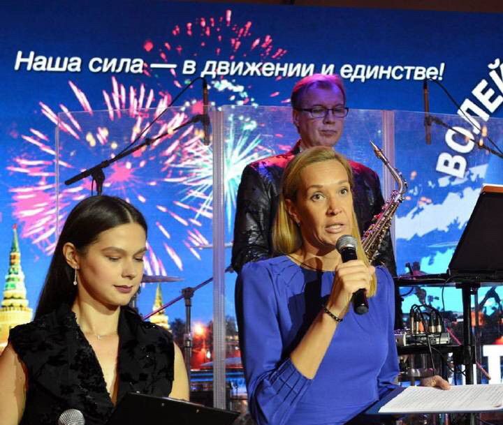 冈察洛娃等众球星出席莫斯科迪纳摩俱乐部酒会,时尚美艳堪比超模