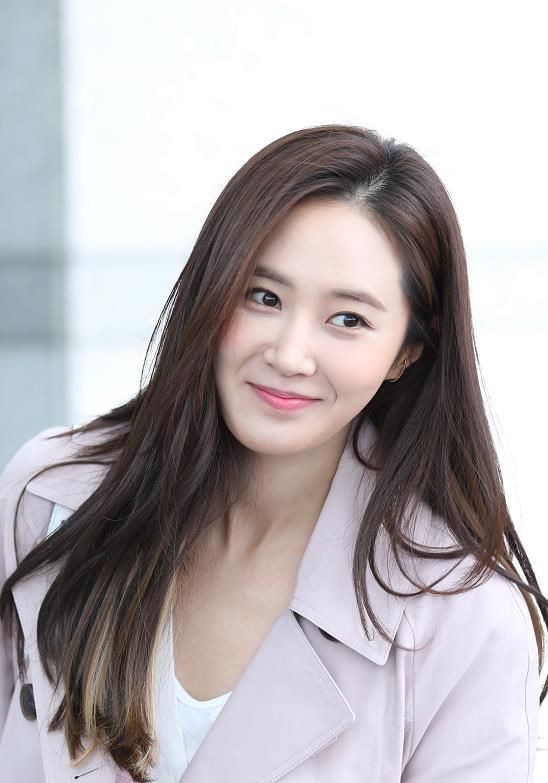 白色高跟鞋,肩上背着白色包包,手拿相机,俏皮反拍记者,yuri看上去心情