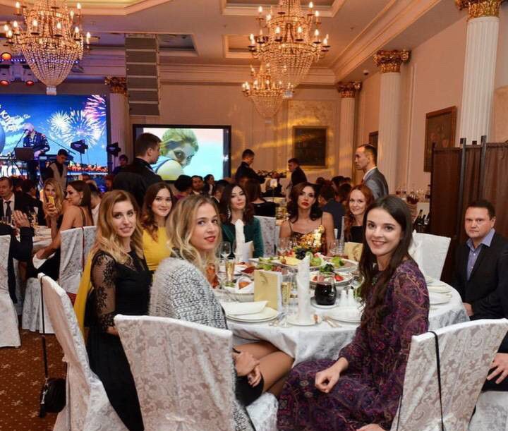 冈察洛娃等众球星出席莫斯科迪纳摩俱乐部酒会,时尚美艳堪比超模