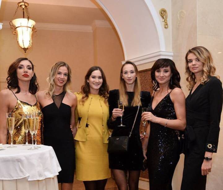 冈察洛娃等众球星出席莫斯科迪纳摩俱乐部酒会,时尚美艳堪比超模