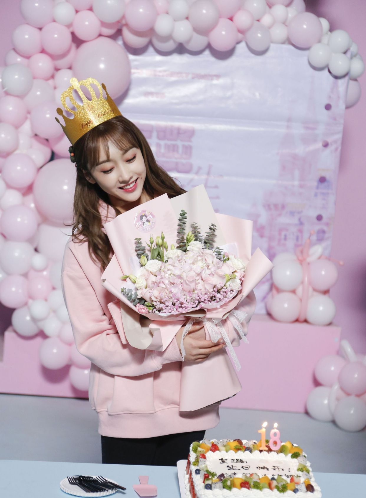宣璐生日会美照曝光,一袭粉色卫衣搭黑色打底裤,俏皮灵动