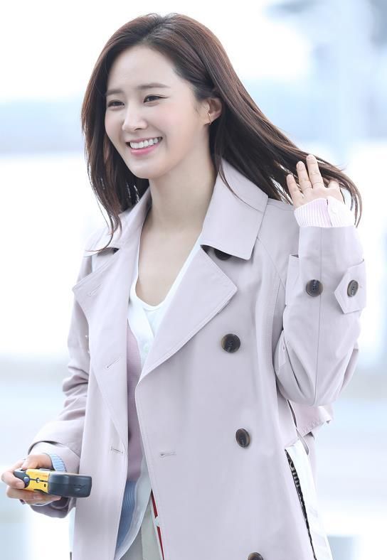少女时代权俞利现身机场,粉嫩色风衣尽显知性气质!