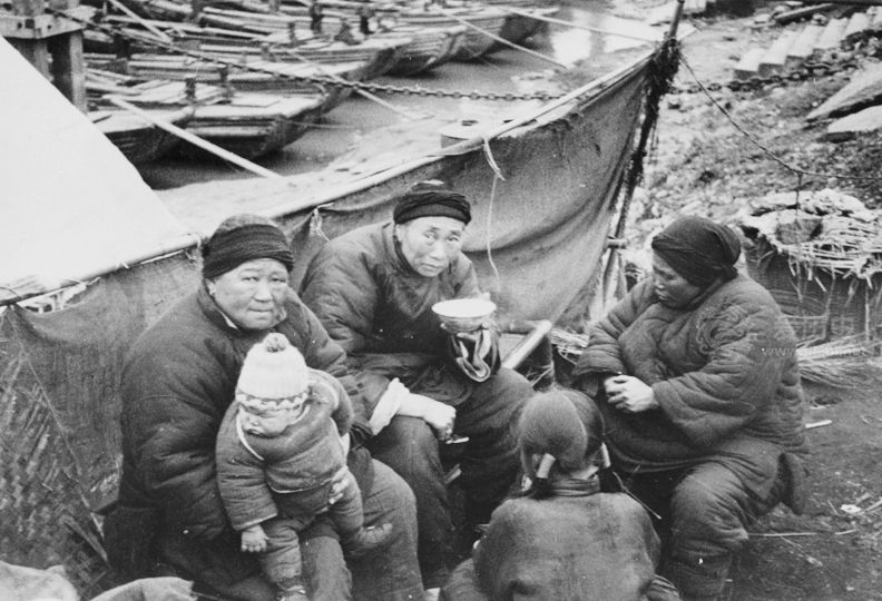 抗战时携妻带儿的逃难民众 许多人再也没能回到故乡