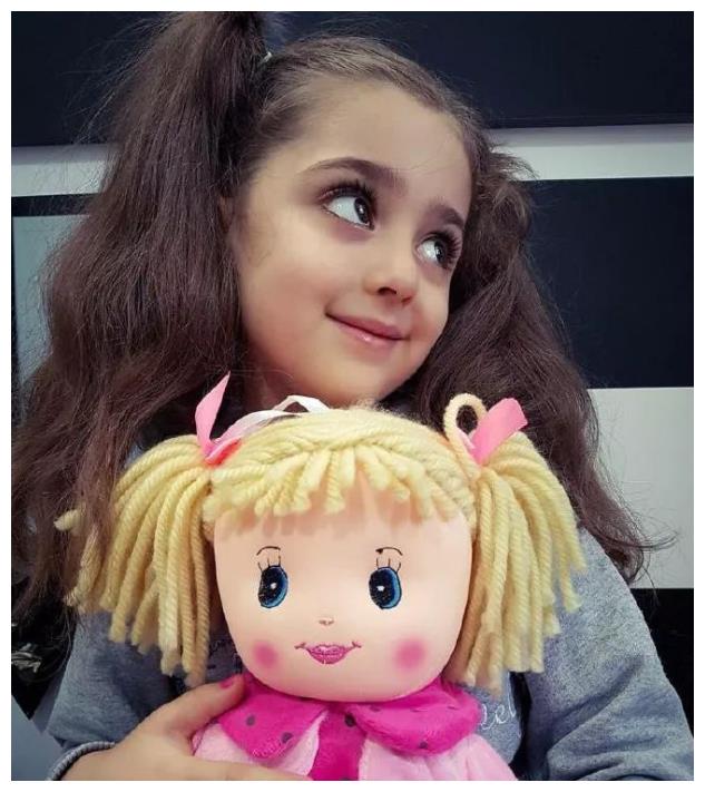 尽管mahdis长了一张公主脸,却没有公主病,就跟普通的孩子一样.