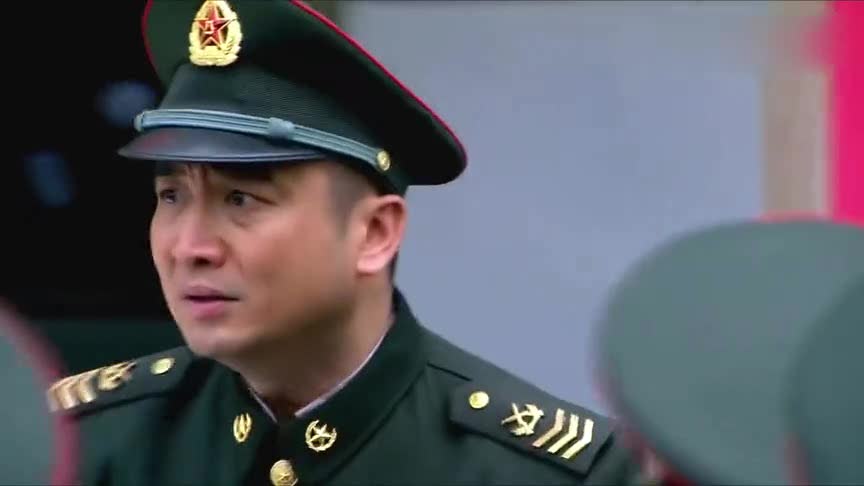 新兵连下连队老黑班长的表情真是太逗了笑的我肚子疼