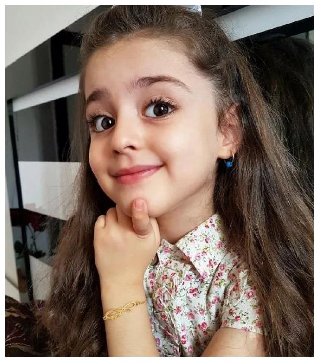 mahdis的爸爸为了保护女儿,还特地辞去了工作.