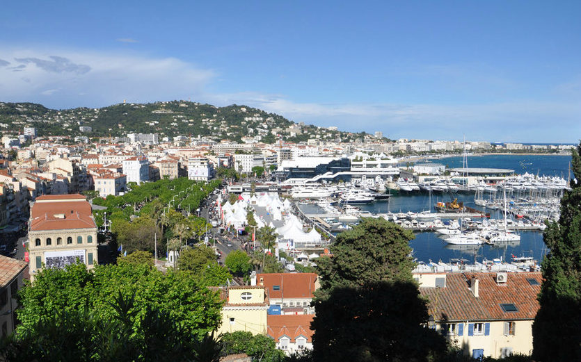 戛纳老港,停泊很多船只,岸边房屋很漂亮