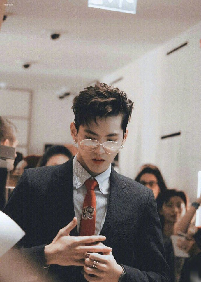 1 / 6 漫画脸加金丝眼镜有多绝看看吴亦凡就知道了绅士本尊!