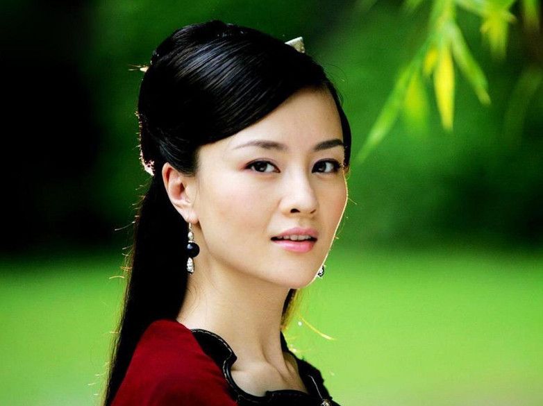 她主演电视剧《危情时刻》,从而走向演艺生涯!