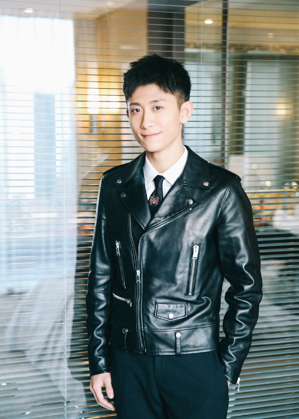 张一山:面部的棱角分明,在千篇一律的鲜肉脸里,显得十分独特!