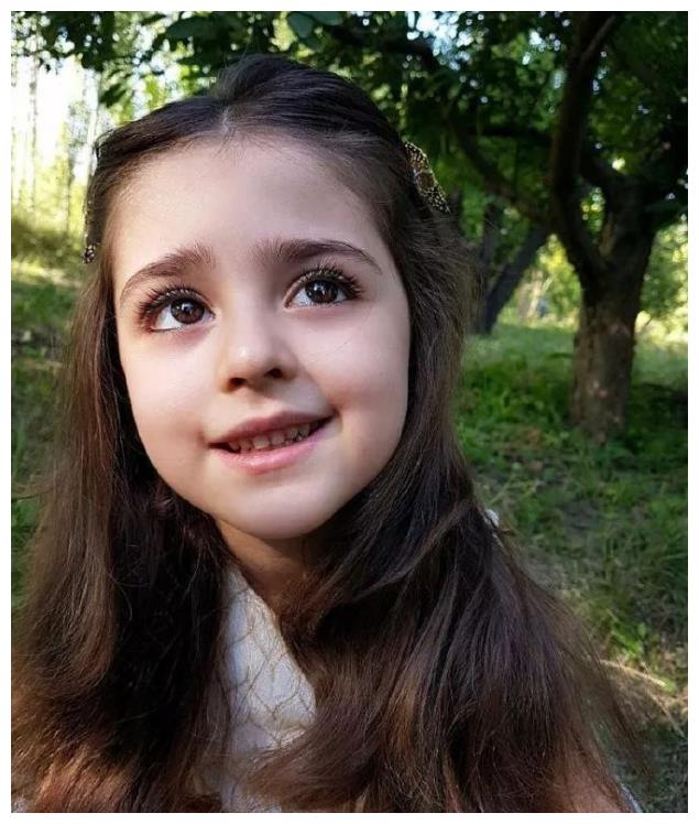 mahdis的爸爸为了保护女儿,还特地辞去了工作.