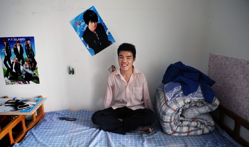 无臂男孩毕业2年拼成企业高管,想对天堂里的妈妈说"我长大了"