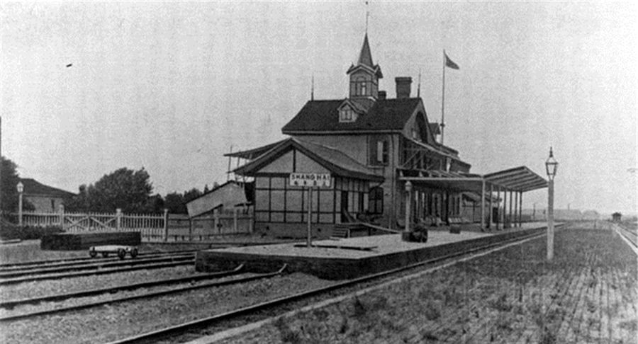 老照片中国历史上的第一条铁路1876年的吴淞铁路