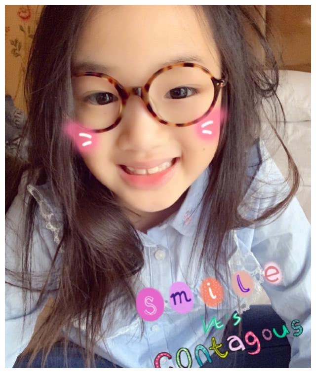 吴尊晒女儿近照,吴欣怡越长越像爸爸,长发披肩戴眼镜又美又文艺