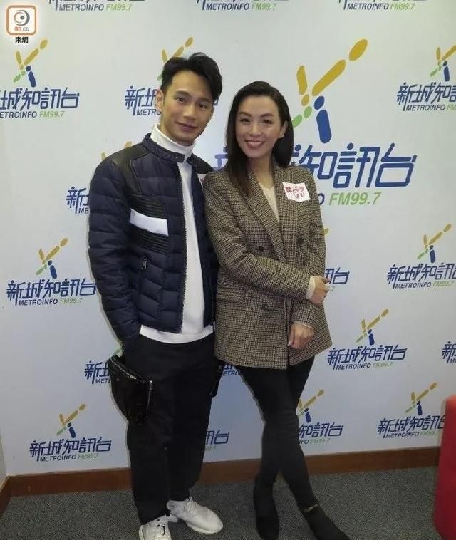艺人陈炜与王梓轩接受电台访问,大谈合作无线新剧《多功能老婆》点滴
