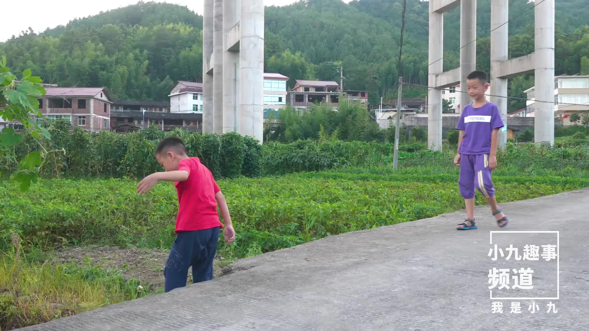 一岁多宝宝好粘人 媳妇要到菜地摘菜 还得背着她
