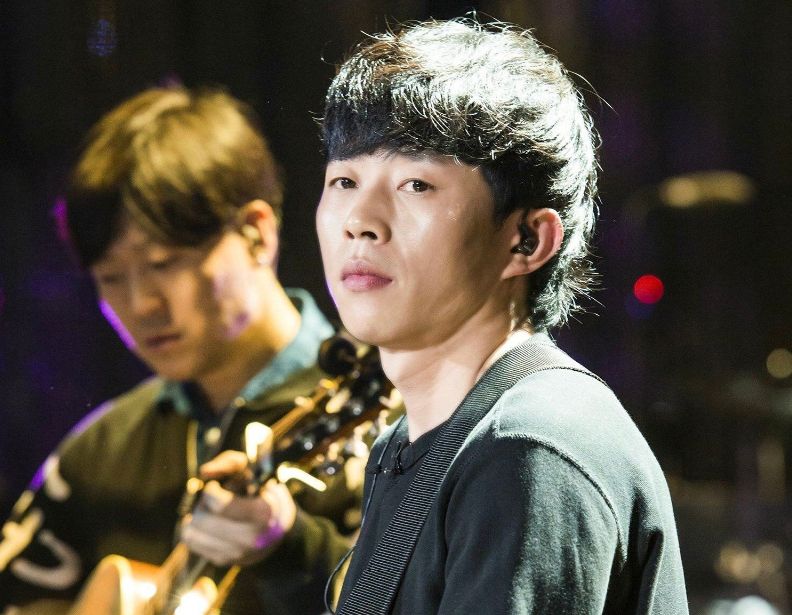 赵雷不是在演出,就是在去演出的路上