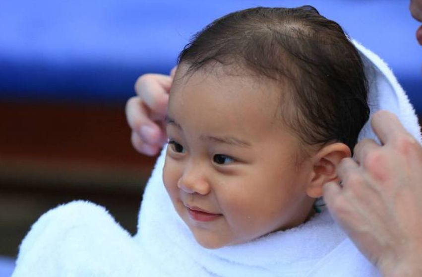 甜馨小时候最经典的表情包,网友:馨爷霸气!