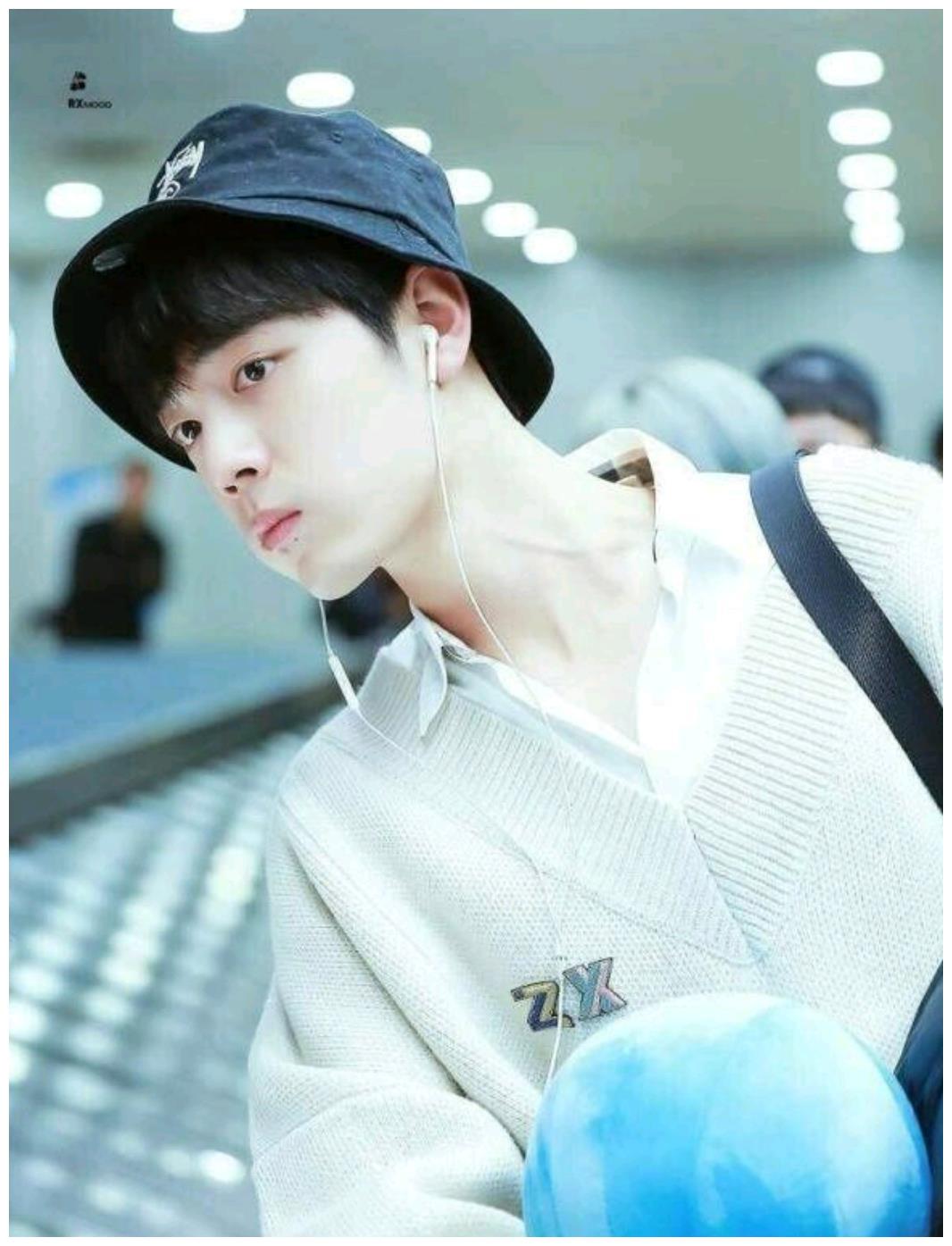 粉丝们当然希望肖战能够多放出来一些关于小时候的童年照片,这样才能