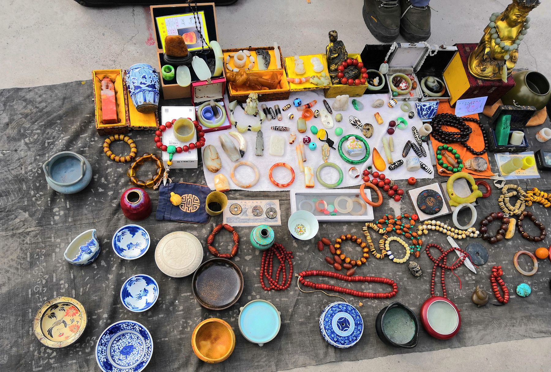 古董店关门清仓甩卖,若深珍藏鱼饰青花碗300元,和田玉手镯200元