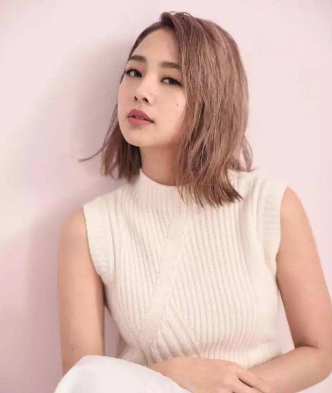 漂亮调皮的鬼鬼,短发的发很迷人很性感