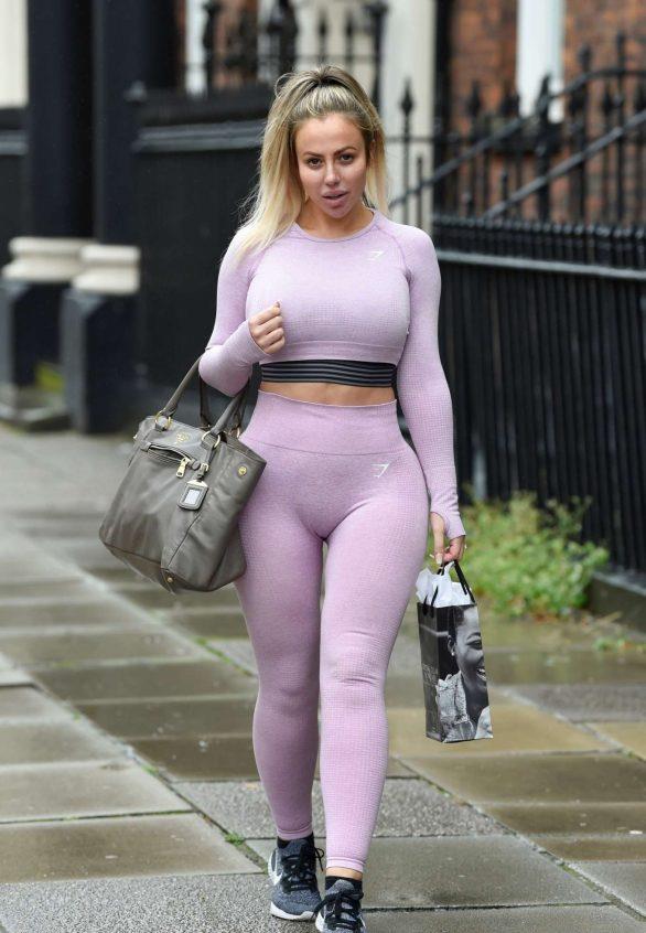女星HollyHagan一袭紫色运动装亮相利物浦街头，手提购物袋返家