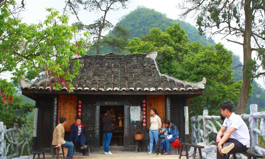 令人意想不到的是,仙宇峰顶部,那么狭小的空间里,还有这样的一座庙宇.