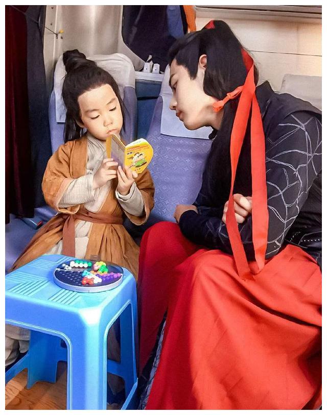 最后是拍摄陈情令期间的肖战,虽然这张并不算是抱孩子,但是两人相处太