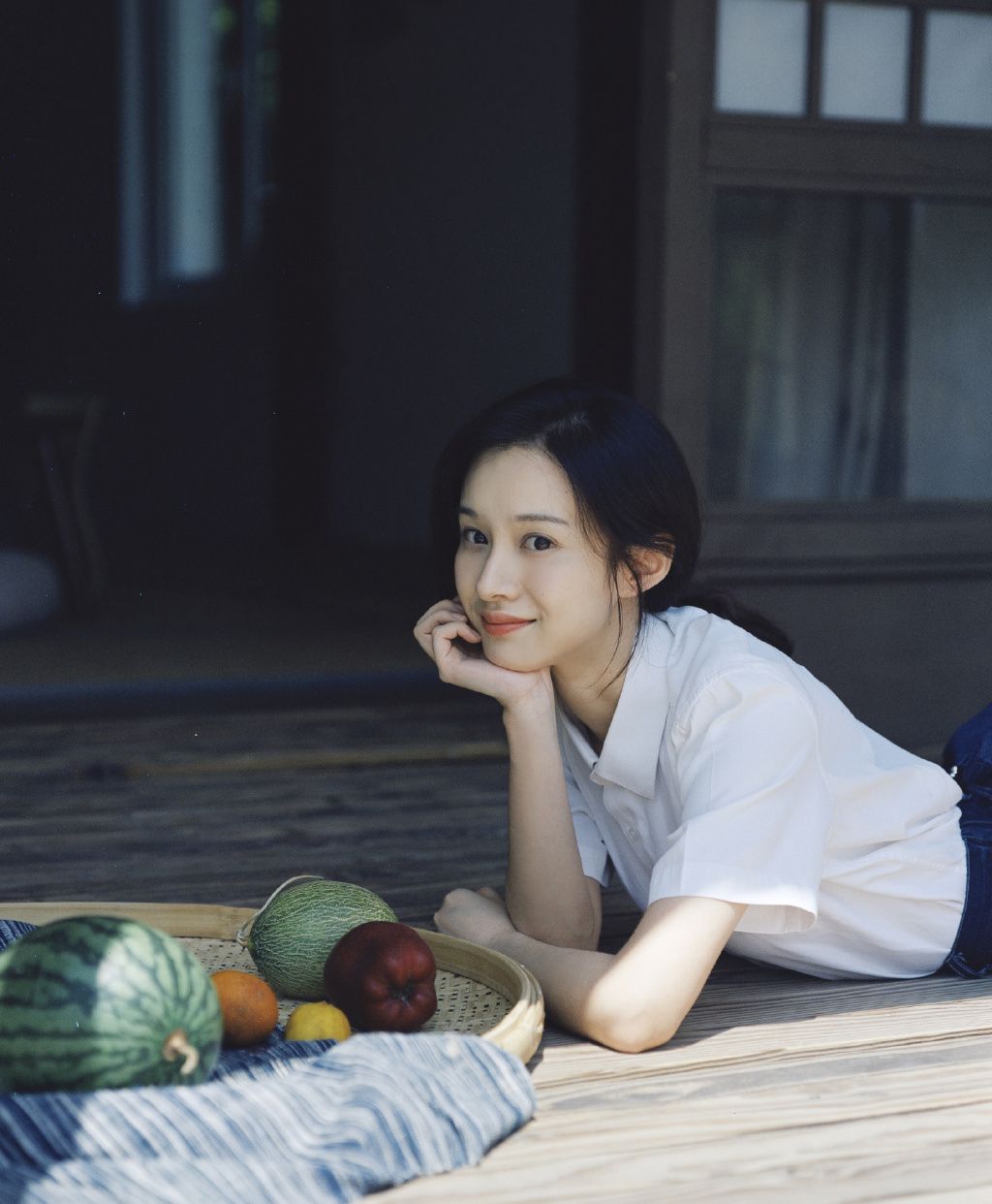 女演员陆妍淇,纯白甜美,清新时尚户外写真图集