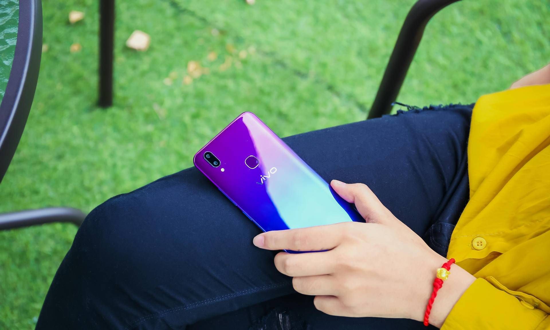 颜值太抢眼,vivo z1青春版真机赏析:小姐姐爱不释手