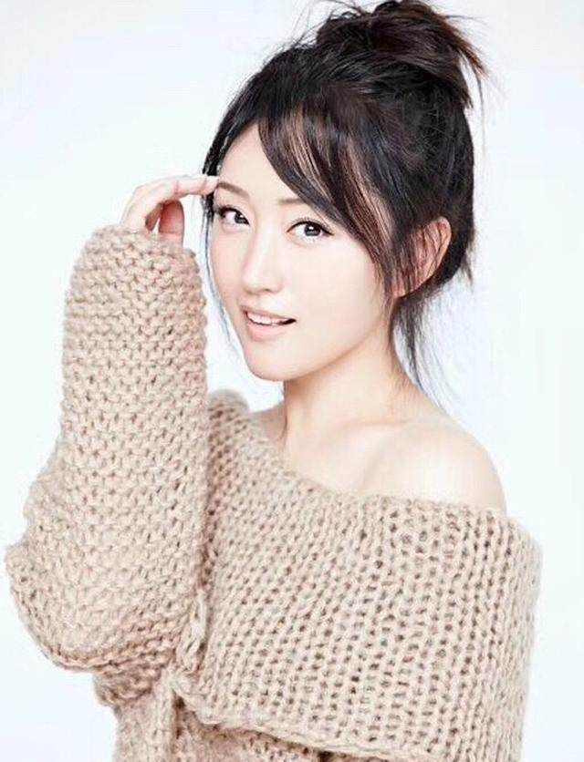 人美声甜的歌坛皇后杨钰莹,歌声影响了一代人,如今47岁美丽依旧