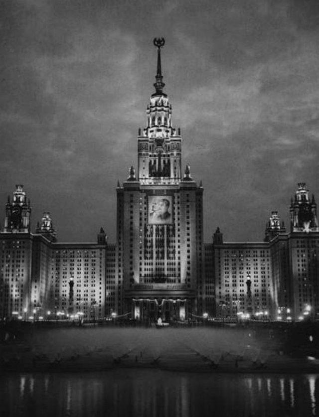 苏联的黄金时代，经济高速发展，人们生活幸福