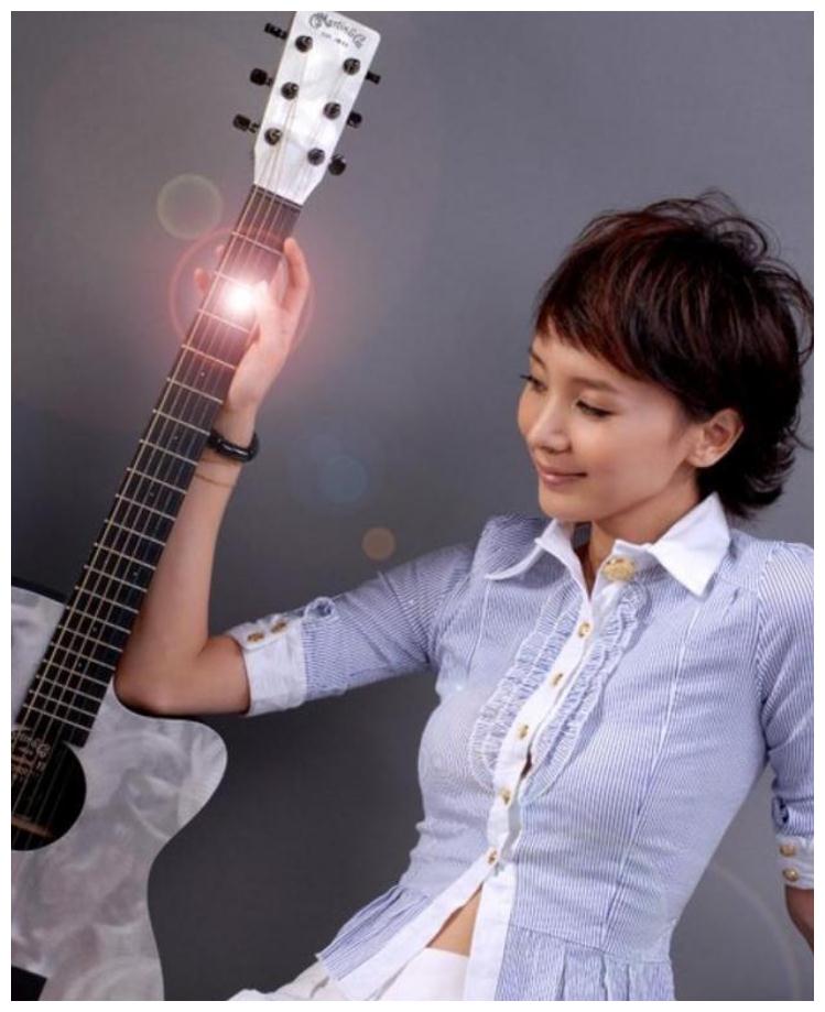 刘钇彤的原名叫刘雪菲,她在十六岁的时候就拍摄了自己的第一部作品