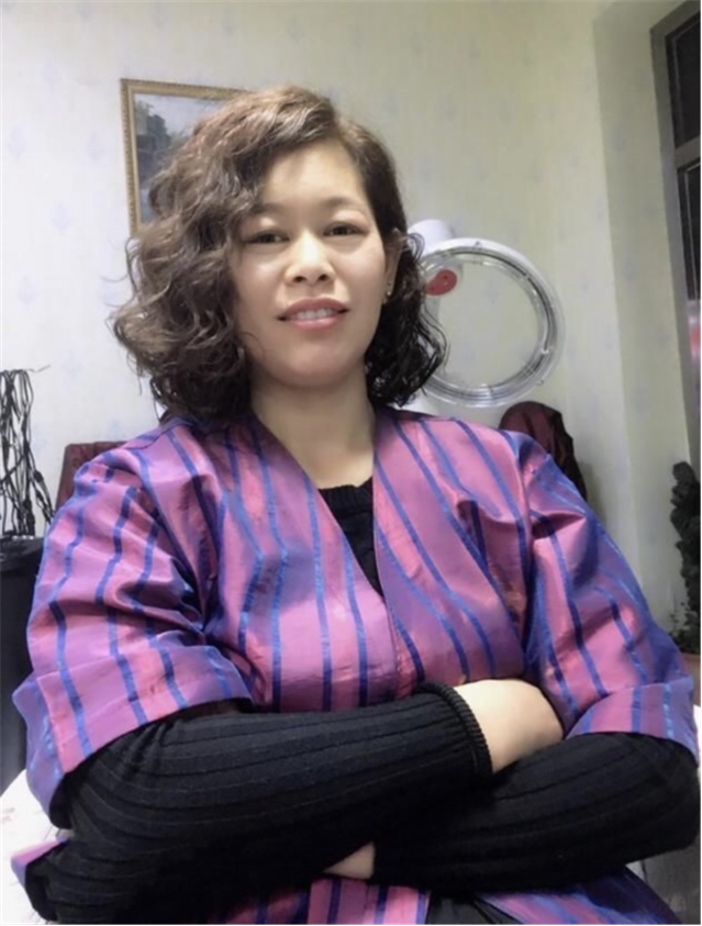 到了当奶奶年纪的女性们,不免夸大了自己的年龄,对小波浪卷,大妈头