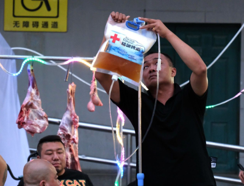 辽宁沈阳有一怪,啤酒装入输液袋,挂在食客身边把酒卖,网友称奇