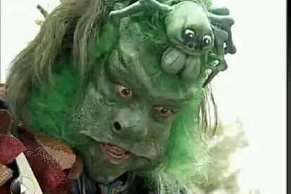 天真的小俊以为师傅从此改邪归正,却不知自己成了师傅下一个实验对象.