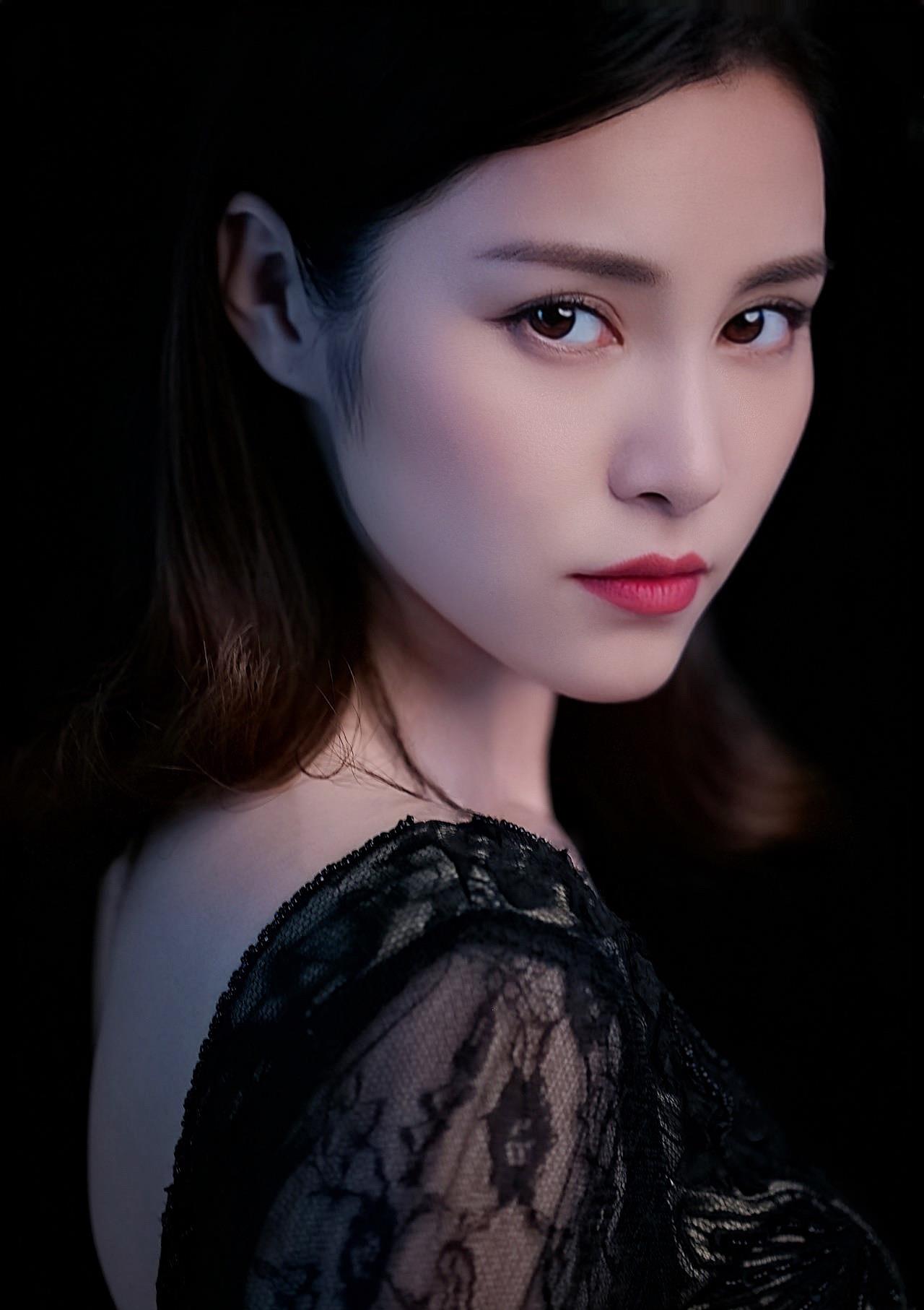 巨东文化ceo元帅携手田蕾希涂们元德现身拥抱之夜