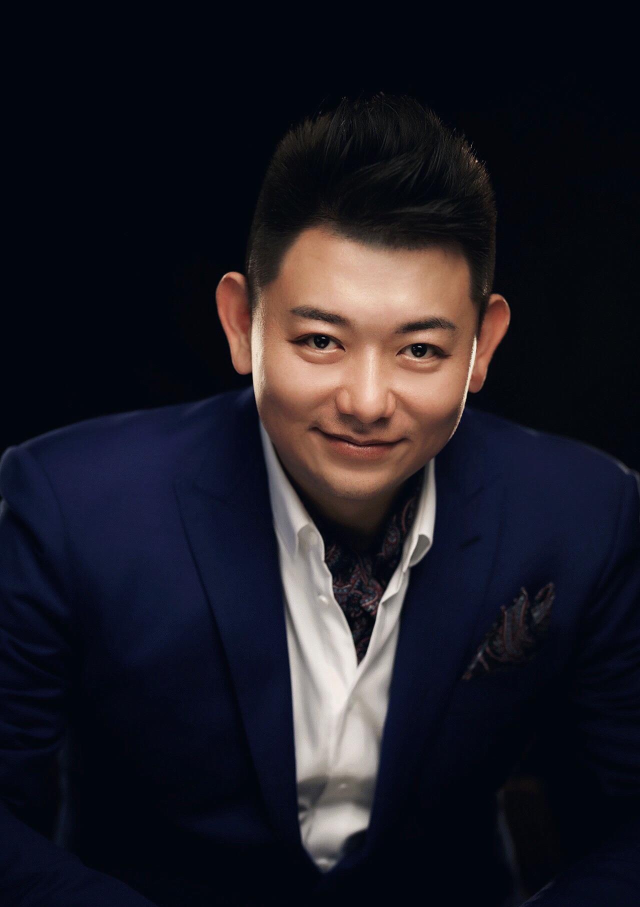 巨东文化ceo元帅携手田蕾希涂们元德现身拥抱之夜