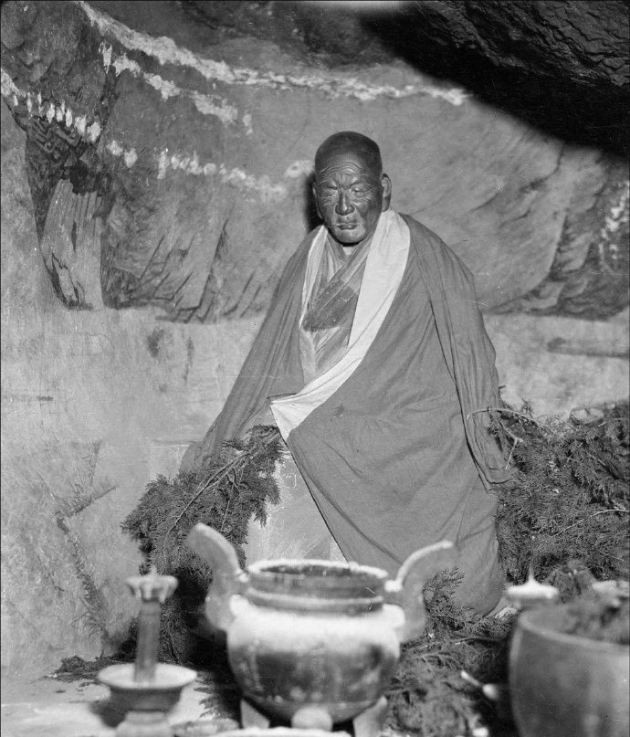 镜头下的民国僧道:图四为泰山朝阳洞道士,图六为肉身菩萨