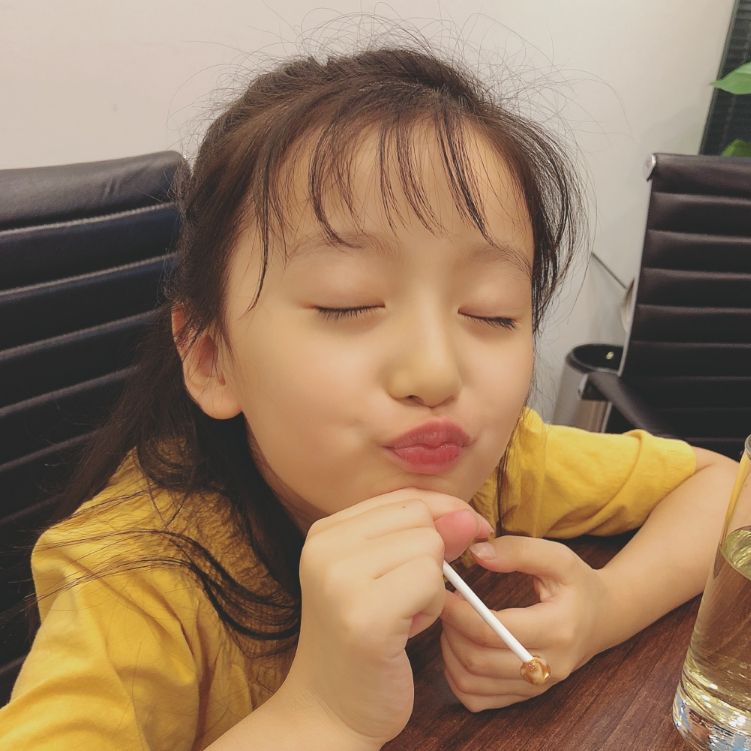 裴佳欣嘟嘟嘴,这小表情简直萌化人心了,太可爱啦!