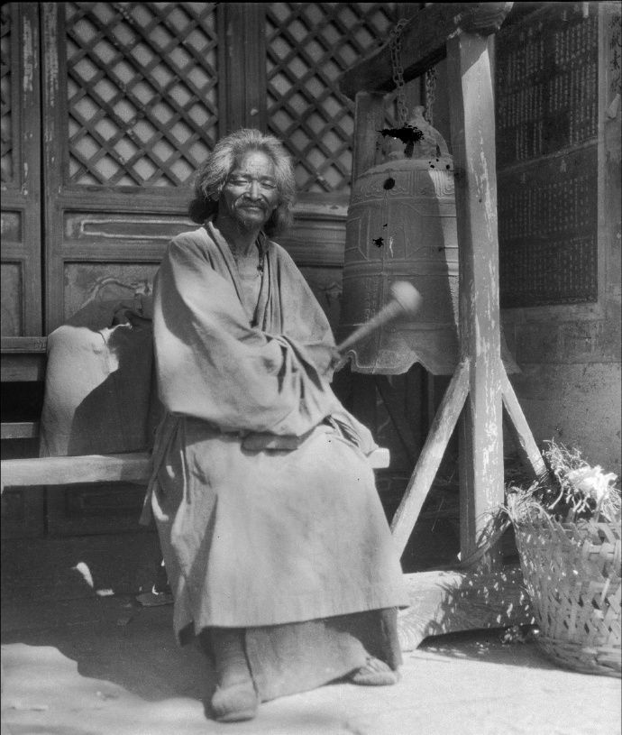 镜头下的民国僧道:图四为泰山朝阳洞道士,图六为肉身菩萨