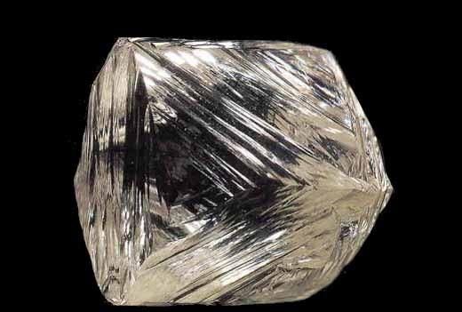 天然的金刚石原石并没有多么漂亮,只有经过精心琢磨加工后,才能变成