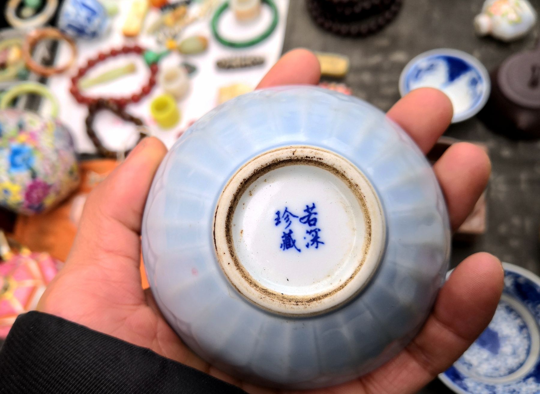 古董店关门清仓甩卖,若深珍藏鱼饰青花碗300元,和田玉手镯200元