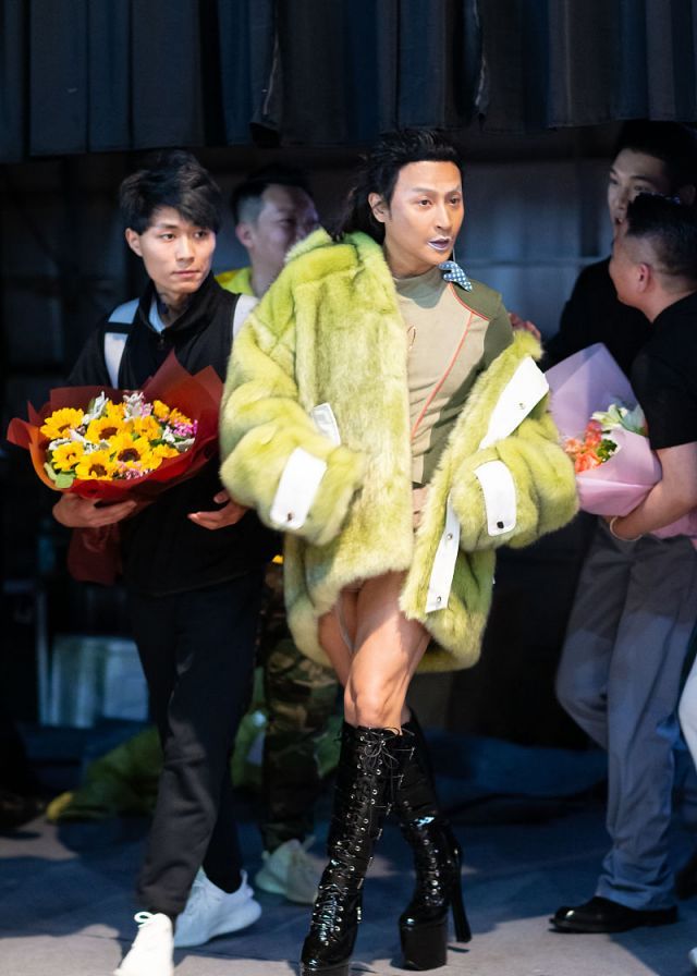 昔日帅虎辣眼依旧,陈志朋上海时装周奇葩造型引争议