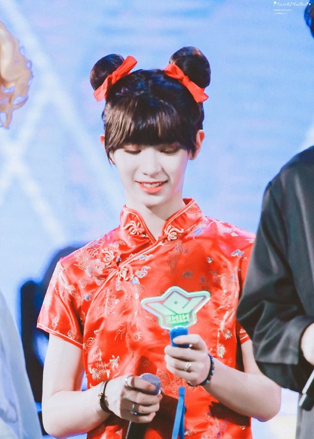 justin扎丸子头扮演春丽旗袍造型活泼可爱 回眸一笑的表情绝了