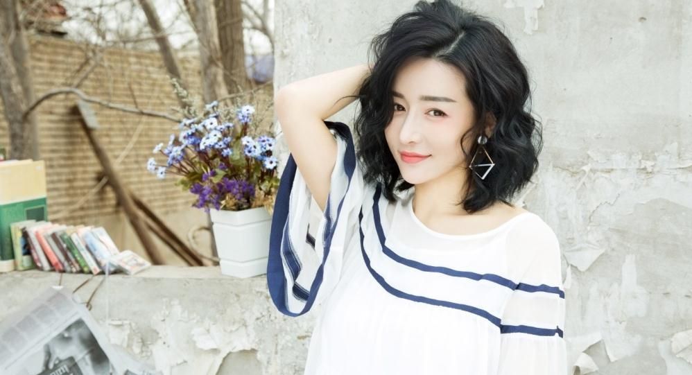 格外迷人的何彦霓,无论如何穿搭都魅力十足|何彦霓|魅力_新浪新闻