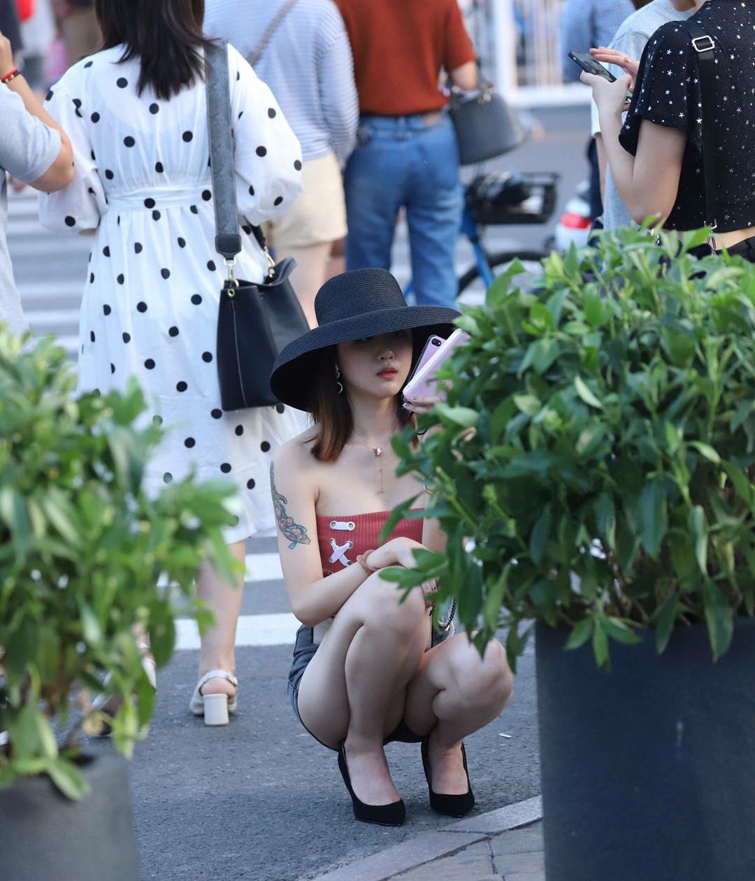 春夏之交姑娘穿牛仔短裤也合适是谁给了你蹲下的勇气