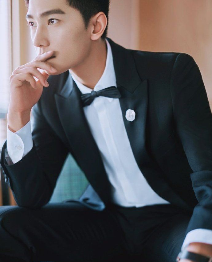 杨洋正装寸头杀,行走的衣架西装帅气型男,举手投足优雅绅士